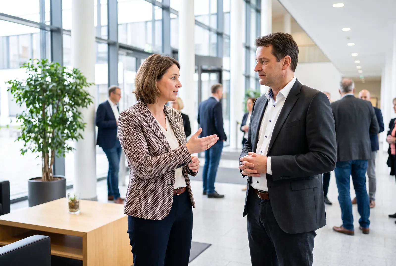 Communitas-Vermittlerin im Gespräch mit der Leitung einer kommunalen Einrichtung