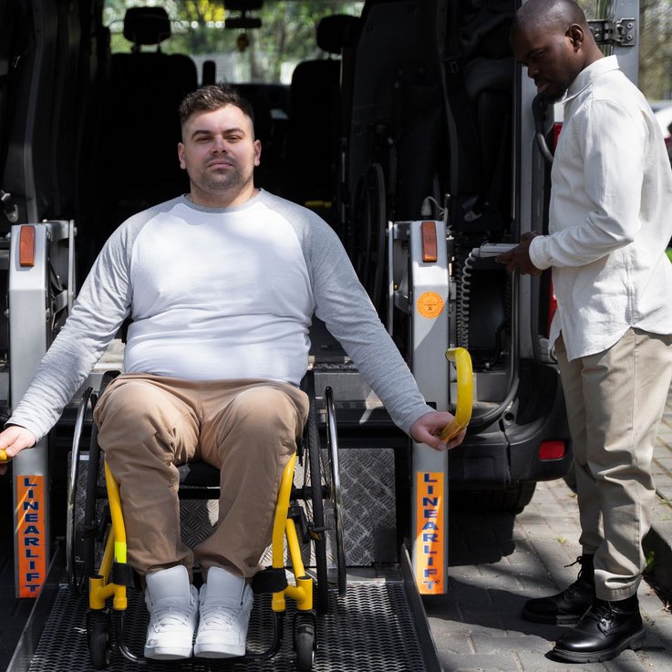 Mann im Rollstuhl auf Rampe