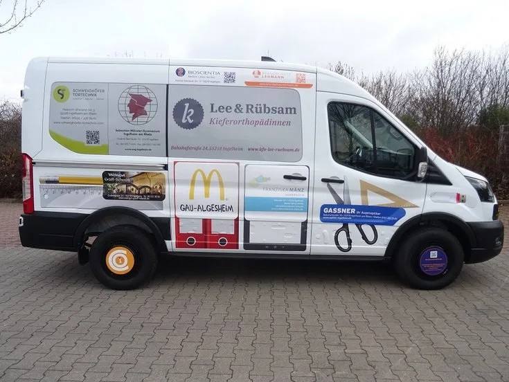 Folierter gesponsorter Ford Transit Kombi 9-Sitzer für Schulleitung des Sebastian-Münster-Gymnasiums in Ingelheim und das Gymnasium