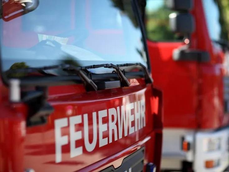 Seitliche Frontaufnahme zweier Feuerwehrfahrzeuge im Bildausschnitt